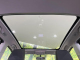 【ガラスルーフ】ガラスルーフ搭載で車内の解放感が一気にアップ!開放的なドライブをお楽しみいただけます。