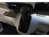 インパネシフトだから視線の移動も少なく足元もスッキリ♪運転席もゆったりしているのでゆとりを持ってドライブできますね!