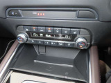運転席と助手席それぞれで温度調整が可能なオートエアコンに加え、ステアリングヒーターと前二席分のシートヒーターとシートベンチレーション機能が車内を快適に保ちます。