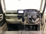 車内は光触媒抗菌消臭施工済です。インパネ周りはスタイリッシュなデザインで機能や装備も充実しています。グローブボックスやカップホルダーのほかにトレーなどたくさんの収納スペースが付いています。