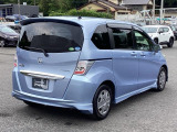 プライバシーガラスが装備されています。外を見るときには気にならずに、後方車両からは車内が見えにくくなってます
