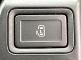 【パワースライドドア】スマートキーや運転席のスイッチでスライドドアの開閉が可能♪電動だから力を入れてドアを開ける必要が無く、小さいお子様でも、重い荷物を持っている時もラクに開け閉めできます♪