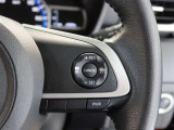 アダプティブクルーズコントロール機能付きです。走行中に先行車の様子を検知しながら、設定した車速の範囲内で先行車との距離のキープを支援します。詳細は販売店スタッフまでおたずねください。