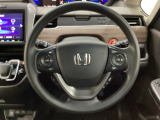 ハンドルにHondaセンシング系のクルーズコントロールやレーンキープアシストなどのスイッチと、オーディオの操作スイッチが装備されています。ハンドルから手を離さず安全に操作できます。