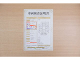 【車両検査証明書】店頭にて、クルマの状態が一目で分かる査証明書を公開中。トヨタ認定検査員が厳しく検査し、状態を点数と図解で表示しています。修復歴はもちろん、傷やヘコミの箇所や程度がご確認いただけます。