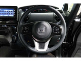 運転中もハンドルでの操作が可能です。特に高速道路等の目が離せない運転時には、便利さだけでなく、安全性も兼ね備えております。