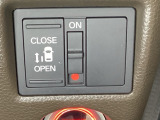 左側電動スライドドアは運転席からでも操作ができるように、ハンドル付近に開閉の操作スイッチが付いています。