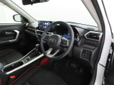 シンプルで使いやすいデザインの運転席です。