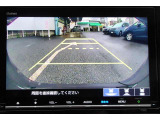 シフトレバーをリバース(バック)に入れるとナビ画面に自動でリアビューが映し出されます。運転が苦手な方、狭い車庫入れ等をサポートさせていただきます☆