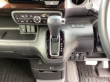 運転席周辺のスマートなレイアウトが、操作のしやすさを実現。快適なドライブをサポートします。パーキングブレーキはフットブレーキタイプです。