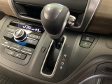 CVT車のセレクトレバーです。低速から高速まで、変速ショックのないスムーズな走りを実現するとともに、エンジン効率のよい領域を維持することで燃費にも貢献します。