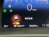 パーキングセンサーシステムは走行中に障害物が迫ると音と表示でお知らせ、低速走行時時の安心感を高めます