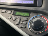 【オートエアコン】一度お好みの温度に設定すれば、車内の温度を検知し風量や温度を自動で調整。暑い&hellip;寒い&hellip;と何度もスイッチ操作をする必要はありません。快適な車内空間には必須の機能ですね♪