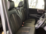 【ベンチシート】運転席と助手席の移動もスムーズ!狭い駐車場での乗り降りや、お子様の乗り降りにも便利です。座席の間にコンソールボックスやドリンクホルダーがないため、車内空間が広く感じます。