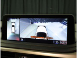パノラミックビューモニター。車両を上から見たような映像を表示。運転席から目視しにくい車両周囲の状況をリアルタイムで確認できます。