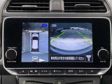【全周囲カメラ】クルマの真上から見ているかのような映像が見れるので、駐車が苦手な方には特にうれしい装備です♪