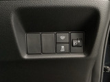 ハンドルの右側にはヘットライトリベライザーとVSA(ABS+TCS+横滑り抑制)の解除スイッチがついています。ヘッドライトリベライザーは道路状況や積荷の加重に応じてライトの高さを調節できます。