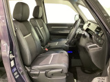 女性でも運転がしやすいように、シートの高さ調整機能(シートリフター)がついています。運転席と助手席の間が空いている為、助手席側への移動がスムーズです。交通量の多い道でも助手席側から乗り降りができます。