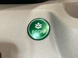 ECON モードをON にするとアクセルペダルの動きに対するエンジンの反応とエアコンの制御を切り換えることで、燃費のいい運転をするドライバーがペダルを踏んだ時と同じようにエンジンを制御します。
