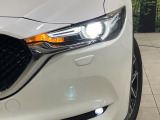 【LEDヘッドライト】悪天候や夜間走行時も良好な視界を確保し安心して運転できる高輝度LEDヘッドライトを装備!点灯速度が早く、消費電力も抑えられています。