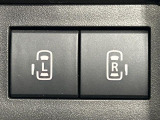 【両側パワースライドドア】スマートキーや運転席のスイッチで後席両側スライドドアの開閉が可能♪電動だから力を入れてドアを開ける必要が無く、小さなお子様でも簡単に開け閉めでき快適です♪