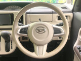 インテリアに合わせたデザインのステアリングは、運転される方のことも考え、運転しやすい形状、大きさです。是非一度、実際に触ってお確かめください。