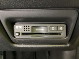 ハンドルの右下にETCがついています。高速道路の料金所の通過も楽々です!。 カードの取り出しもしやすい場所についています。