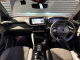 スッキリとまとめられた運転席周りで、運転を楽しくさせる内装です。まさにcockpitです!