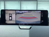 狭い場所での駐車やすれ違いなどでより的確な運転操作に役立つ360&deg;ビューモニターが装備されています。