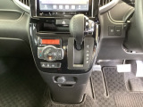 足元スッキリ、インパネシフトです。パーキングブレーキはフットブレーキタイプなので、運転席と助手席の間がスッキリしています。