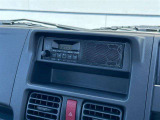 メーカー純正のAM/FMラジオ(スピーカー内蔵タイプ)を搭載しています。