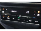 フルオートエアコンが装備されています!お好みの温度設定をするだけでエアコンの風量やモードの切り替えを自動でコントロールしてくれます!ユーザーの操作が少なく燃費走行にもつながります!