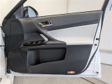 運転席ドア内張はご覧の通り。ドアポケットの収納もバッチリです
