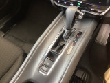 シンプルでとても使いやすいフロアシフトに、パーキングブレーキは、電子制御パーキングブレーキです。