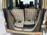 後席のシートをスライドさせると、広い荷室空間が生まれます。