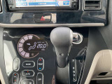 ダッシュにシフトレバーが配置され足元が広く、サイドスルーもしやすい設計です。