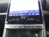 運転・助手席で独立した温度設定のできる、オートエアーコンディショナー。花粉除去機能、イオン発生機能を装備し、室内を快適な環境に保ちます。