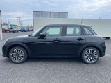 ご納車前には、MINIを熟知したメカニックによる100項目の点検・整備を行います。不具合箇所、交換時期に達している部品に関しましては、全て当社負担で交換してからのご納車となります。