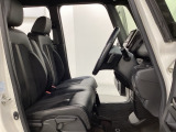 女性でも運転がしやすいように、シートの高さ調整機能(シートリフター)がついています。運転席と助手席の間が空いている為、助手席側への移動がスムーズです。交通量の多い道でも助手席側から乗り降りができます。