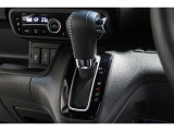 インパネシフトだから視線の移動も少なく足元もスッキリ♪運転席もゆったりしているのでゆとりを持ってドライブできますね!