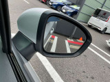 死角になりやすい隣車線の車両を検知するとドアミラーの表示灯が点灯しお知らせをしてくれます。