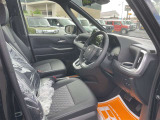 毎日過ごす運転席は要チェック。シートのへたり・擦れ、視界のイメージまで伝わる重要ポイント。