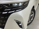 【LEDヘッドライト】悪天候や夜間走行時も良好な視界を確保し安心して運転できる高輝度LEDヘッドライトを装備!点灯速度が早く、消費電力も抑えられています。