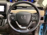 ハンドルにHondaセンシング系のクルーズコントロールやレーンキープアシストなどのスイッチと、オーディオの操作スイッチが装備されています。ハンドルから手を離さず安全に操作できます。