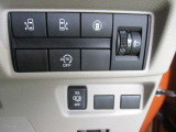 運転席右側のパネルにはハンズフリー機能付きの両側電動スライドドアや、アイドリングストップの操作スイッチがございます!