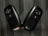 電子カードキーを携帯していれば、ドアハンドルやバックドアのリクエストスイッチを押すだけでドアの施錠・解錠気軽に出来ます。遠くはなれた場所からの操作も可能です。盗難防止のイモビライザー機能装備です!!!