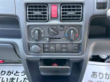 シンプルでしっかりとした操作感。エアコンはマニュアル方式を採用しています。