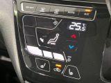【オートエアコン】一度お好みの温度に設定すれば、車内の温度を検知し風量や温度を自動で調整。暑い&hellip;寒い&hellip;と何度もスイッチ操作をする必要はありません。快適な車内空間には必須の機能ですね♪