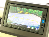 【バックカメラ】駐車時に後方がリアルタイム映像で確認できます。大型商業施設や立体駐車場での駐車時や、夜間のバック時に大活躍!運転スキルに関わらず、今や必須となった装備のひとつです!