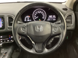 ハンドルにHondaセンシング系のクルーズコントロールやレーンキープアシストなどのスイッチと、オーディオの操作スイッチが装備されています。ハンドルから手を離さず安全に操作できます。